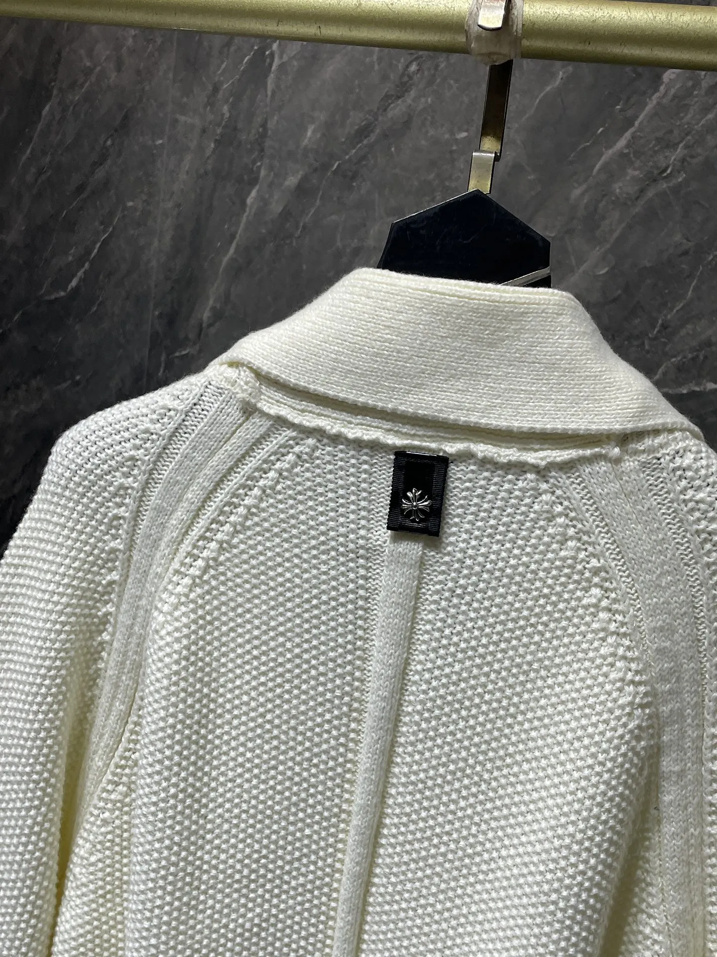 P296 Chrome Hearts sweater series Banana collar wool and leather silver button cardigan Single-breasted placket design All made of leather webbing Customized Chrome Hearts hardware buttons ➕ Leather logo embroidery on the chest Selected high-quality wool and 100% pure cotton knitted fabrics Not the ordinary version on the market! ! Recommended colors: black, white, gray Size: S, M, L, XL